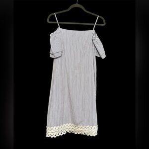 Julia Jordan size 6 off shoulder dress